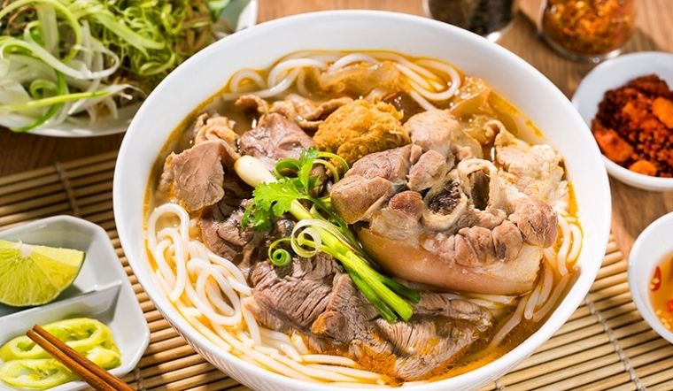 5 bước nấu bún bò Huế đơn giản tại nhà